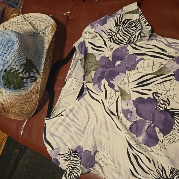 WEEKENDS BY Chico's Lite Zebrafloral print V-eedneck T-shirt - Picture 3 of 5